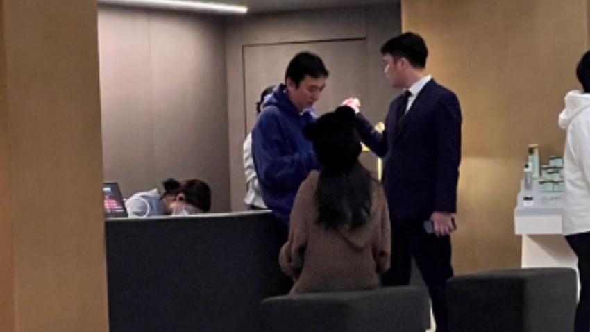 王思聪|王思聪带五位美女洗浴，穿着休闲状态好，美女们身材高挑颜值高