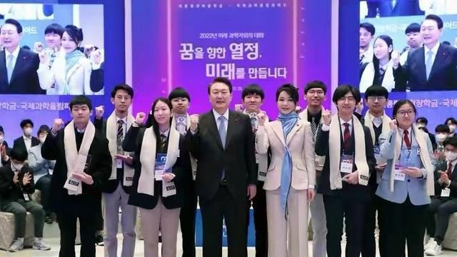 女人味 韩国第一夫人新造型美到我！把头发梳起来后更美艳，太有女人味了