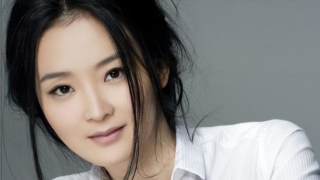 王艳|王艳在豪宅看风景，穿2千上衣戴百万名表，球球直言母亲地位高