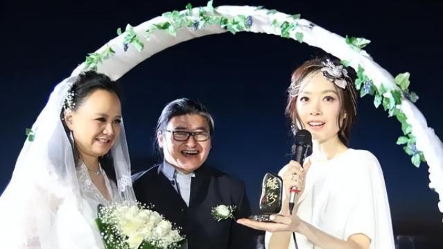 刘欢|57岁刘欢被爆病情恶化？如今靠拐杖出行，妻子32年陪伴令人感动