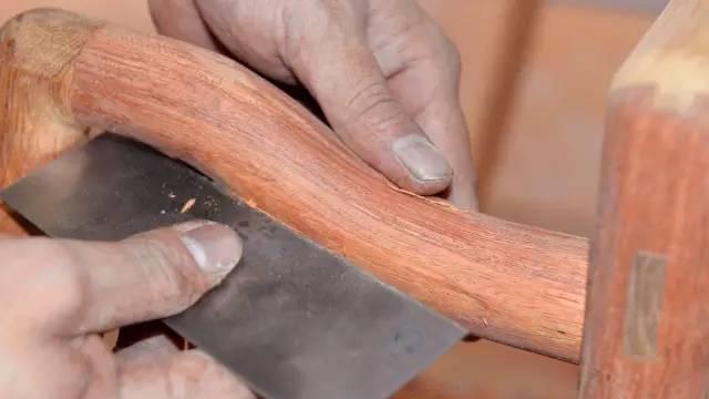 看一下红木家具刮磨工艺的艺术