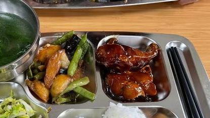 南京女子晒私企和国企食堂，同样是午餐，网友：伤害还是有的