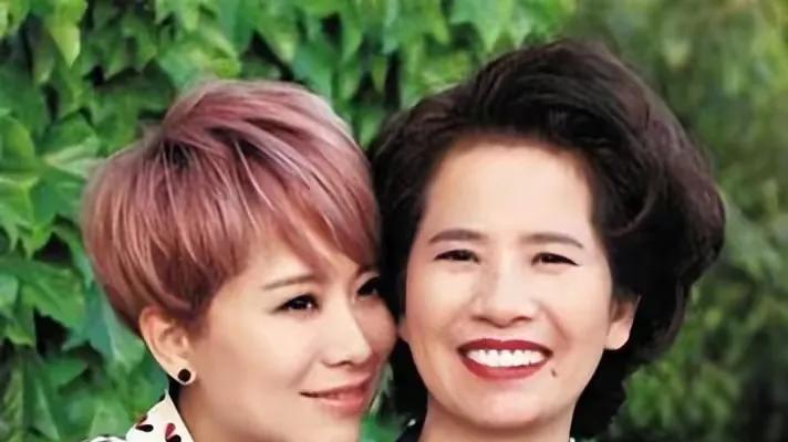 海清|海清参加艺考，陪考的妈妈看到前面有个长得特别漂亮的女孩