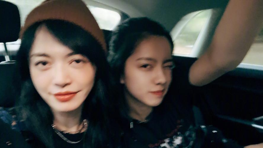 姚晨|43岁姚晨深夜大口嘬螺蛳！丰盛夜宵摆满桌，两大摞剧本好显眼