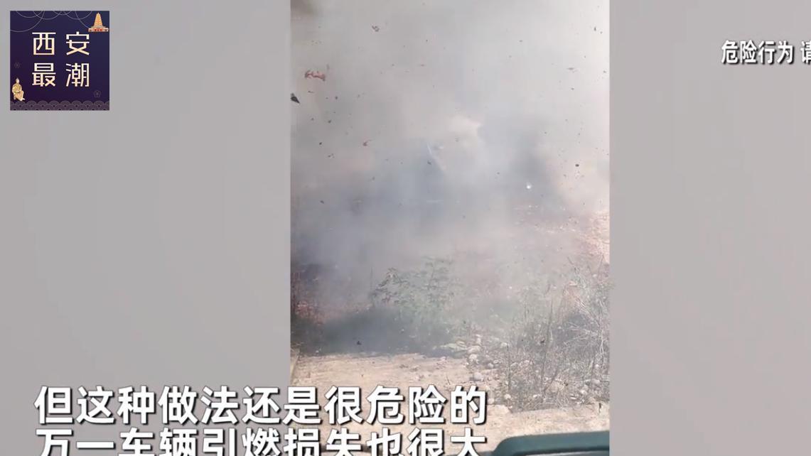 男子喜提奔驰车，家人夸张式庆祝用鞭炮包围，点燃后看懵网友