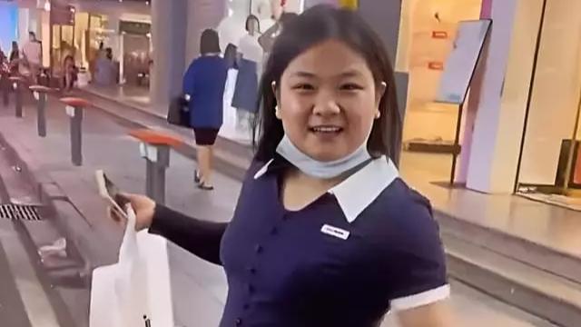 福建一女子买衣服，试穿勒出一身赘肉，导购直夸：你的身材好好哦