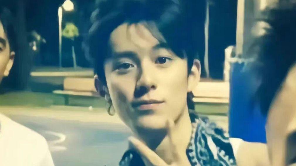 王鹤棣|王鹤棣出道前长啥样？大学期间戴眼镜认真刷题，眉目俊秀宛如校草