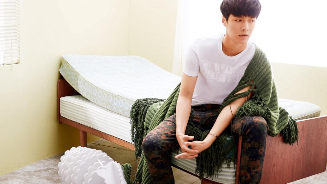 张艺兴|张艺兴的嗓音硬条件很一般，属于放在大众里，都可以被秒杀的程度