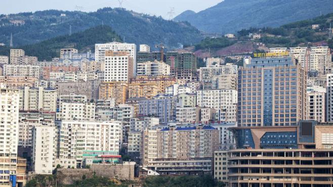|巴东，从南到北长400公里，西北面与著名的神农架自然保护区相连