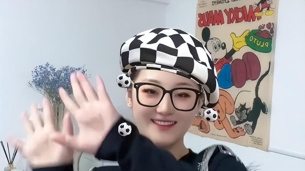 陈萌|陈萌晒1W金手镯，称遇见谁早已命中注定，陈亚男借世界杯复出