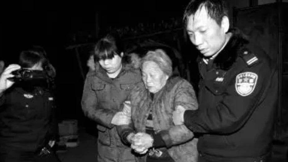 1999年浙江女子暴毙街头！尸检发现母亲毒杀女儿：全家活不下去了！