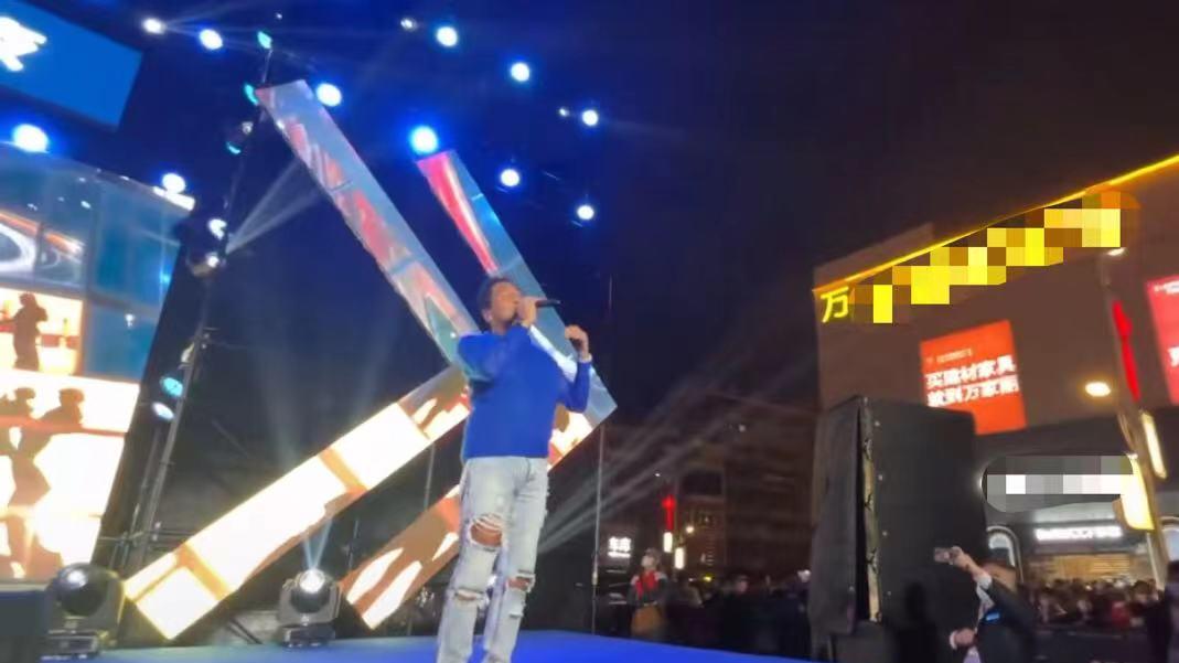 齐秦|62岁齐秦长居内地：频频接廉价商演捞金，穿破洞裤挺大肚腩