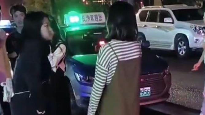 的哥送还手机索要200元报酬，女孩报警求助没有错