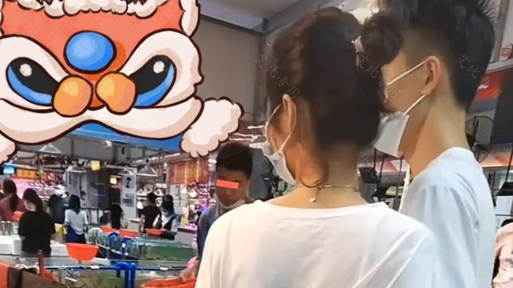 女孩第一次看见杀鱼的场面，赶紧抱紧男朋友求安慰，网友：太矫情