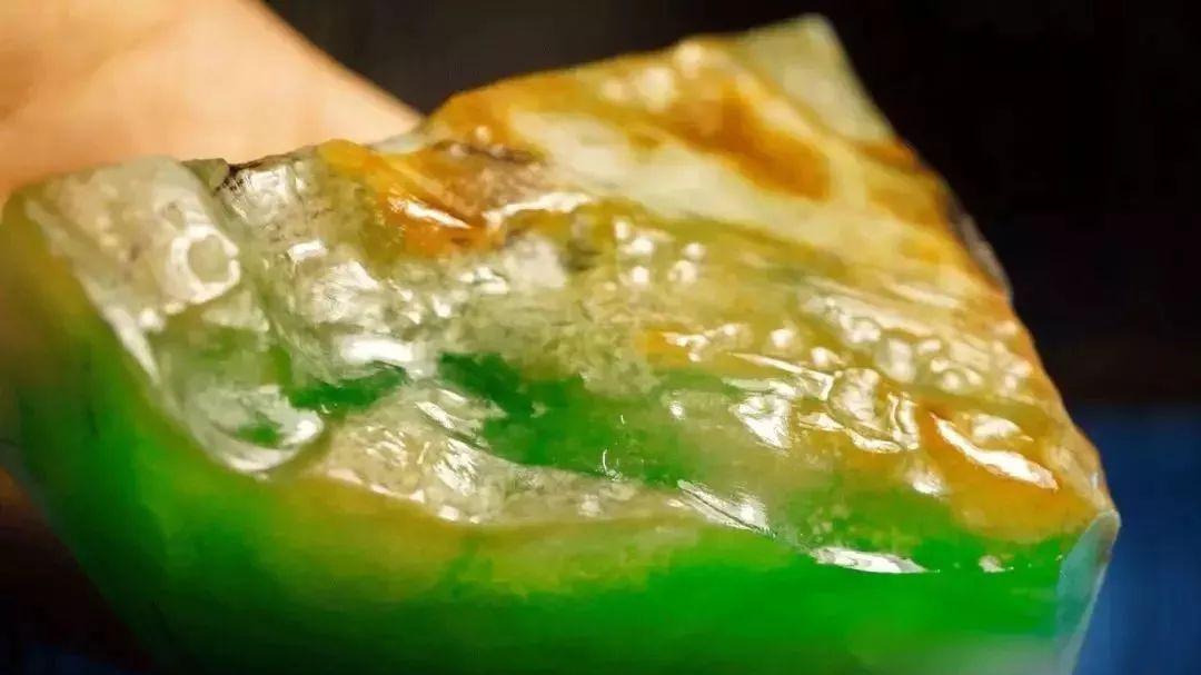 翡翠|一块不起眼的翡翠原石，竟切出三种颜色，太惊喜了！