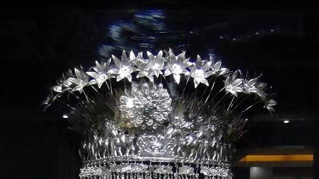 |苗寨银饰精致又便宜，为何导游拦着不让买，原来其中大有学问！