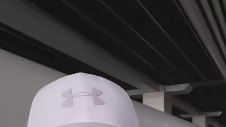 田震|田震现身广州高铁站，正式宣告回国，她甘叹内地变化巨大