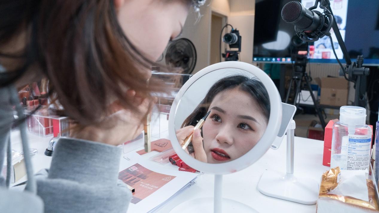 合肥|00后爱上带薪化妆？唯品会数据揭开实情，素面朝天成过去式
