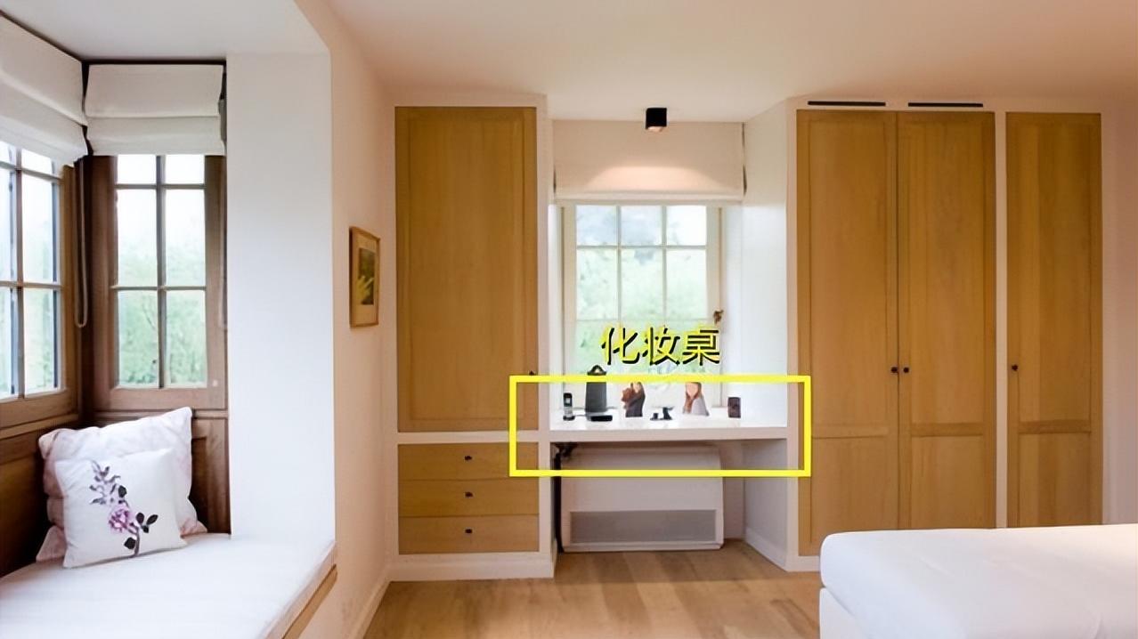 窗户2边各装一组衣柜到顶，中间做这4个设计，收纳瞬间翻了2倍