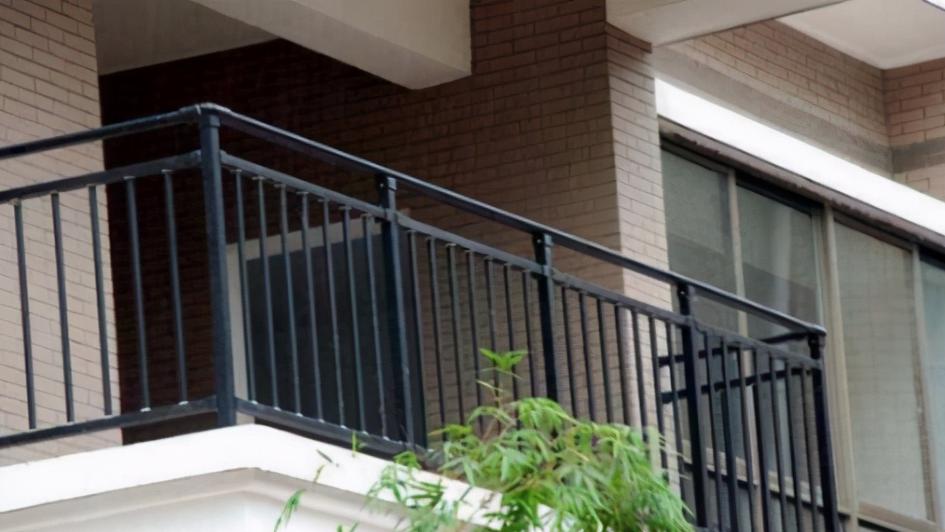 装修阳台，护栏要不要拆？10年老师傅道出真相