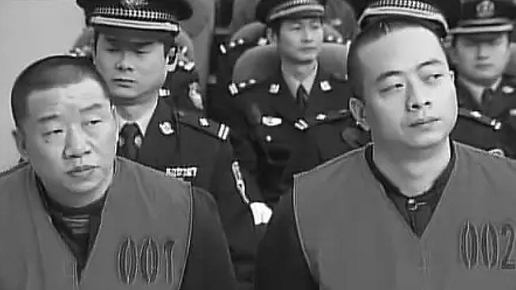 2009年重庆大佬深夜遇害，嫌犯落网后痛快认罪，民警：你充啥好汉