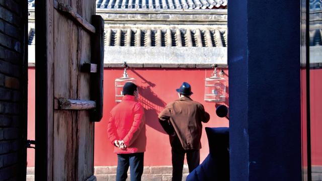 69岁大爷雇佣39岁漂亮保姆，保姆：他的想法太多，我受不了！