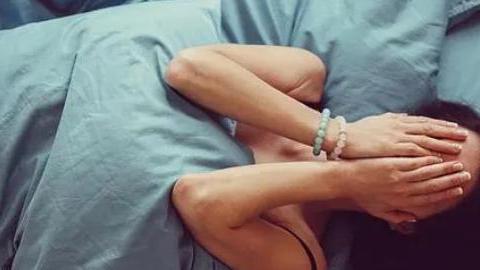 男子自称是住客朋友，让服务员打开房门：进入后对醉酒女实施奸淫