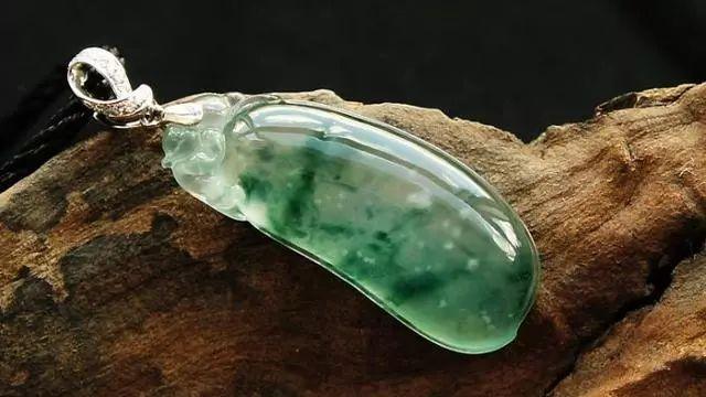 玉雕|入圈8年，小伙80000挑战蒙头料，切开呼声震耳欲聋，专家估价...