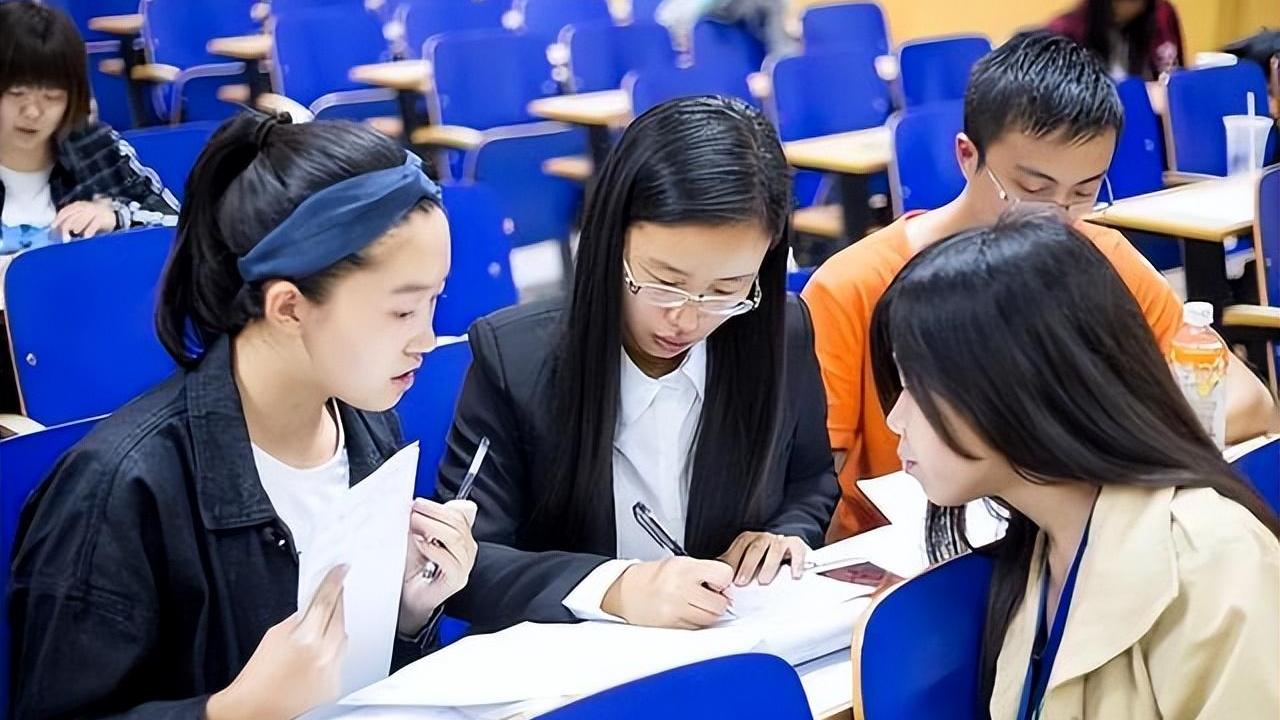 大学生|2022毕业生就业难度大？大学生直呼太残酷，卷得欲哭无泪