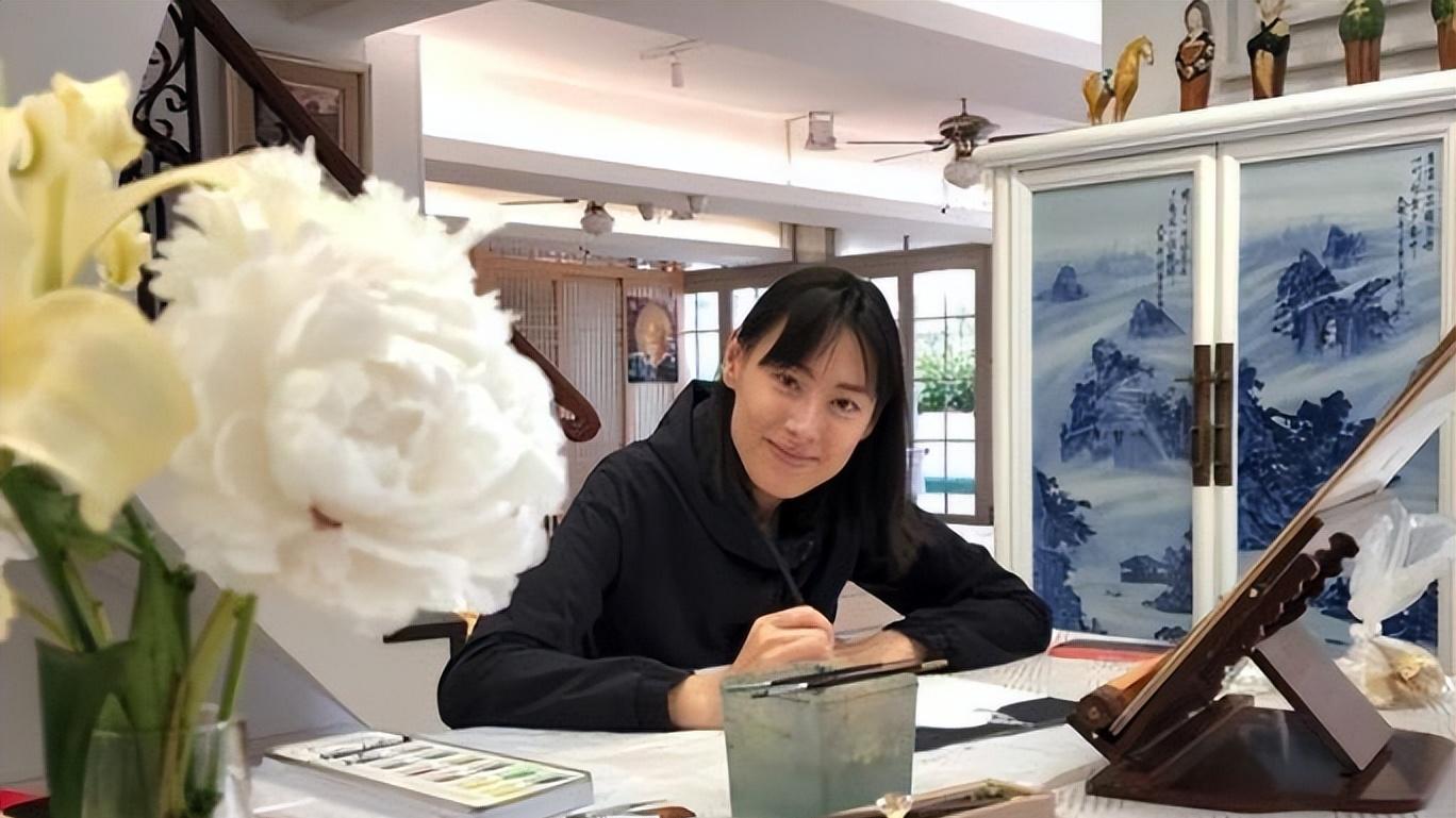 梁洛施|梁洛施在豪宅内画画，复式洋楼尽显奢华，个人状态越来越好