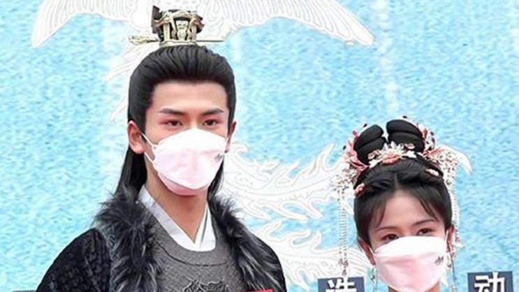 白梦妍|白鹿与张凌赫恋情曝光，女方前往男方家过夜被拍到，两人互动超甜