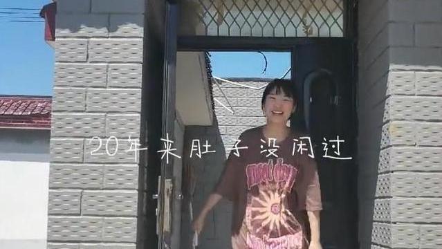 新疆女子带10女儿2儿子出门，霸气出场太震撼：20年来肚子没歇过