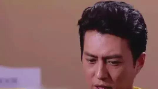 靳东|靳东在拍戏时，非常扭捏地对导演说：吻戏太多了，能不能删掉一些？