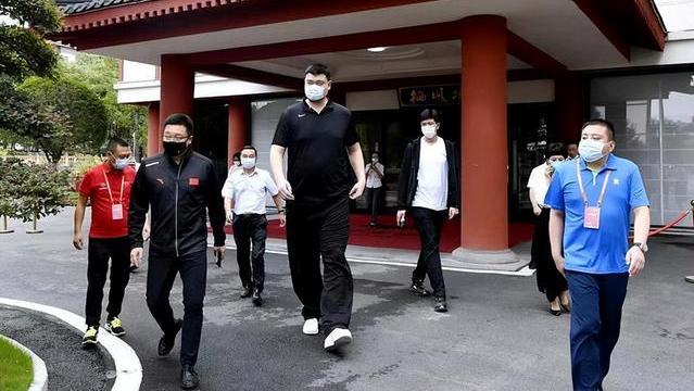 姚明 42岁姚明健康引担忧！亮相球赛体重至400斤，衣着宽松赘肉藏不住