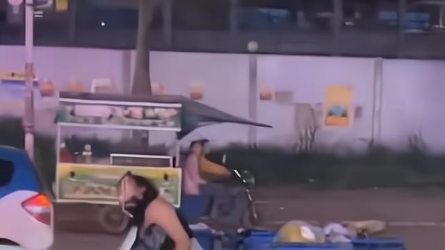 |醉酒女子站在垃圾桶旁跳舞，男友不阻止：拍下来，等她酒醒给她看