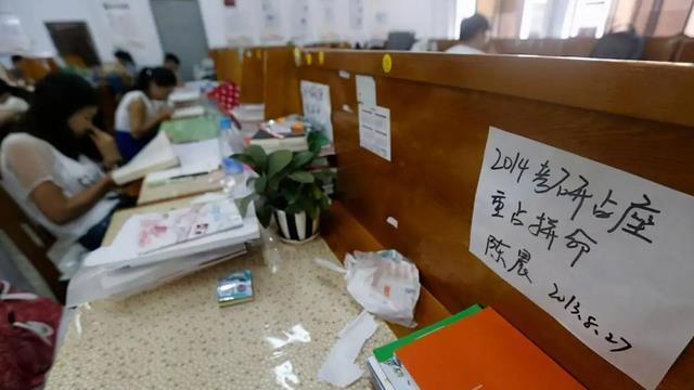 “自习室女生被男生用书砸脸”，网友激动地背后，不是占座的问题