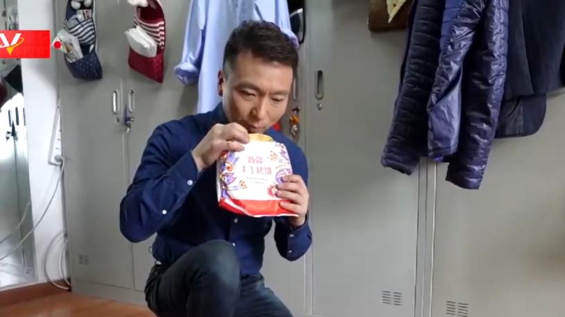 小姐姐|康辉公开央视更衣室！铁皮柜上挂满毛巾衣服，房间杂乱狭小太真实