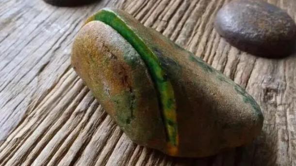 翡翠|美女一口价拿下的翡翠原石，一刀就切出黄加绿翡翠，令大伙羡慕不已！