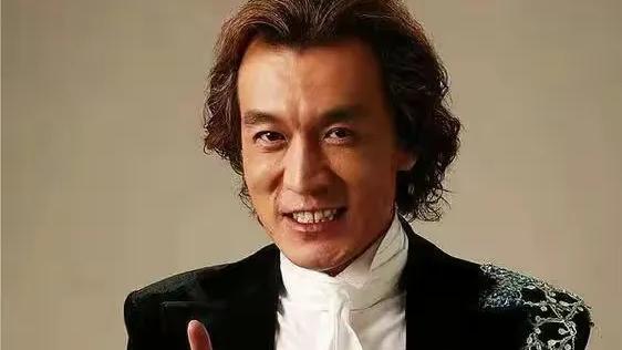 董卿|春晚上，董卿脸上从容地笑着，脚下却使劲儿扭动着，原来是高跟鞋卡在舞台缝隙上了