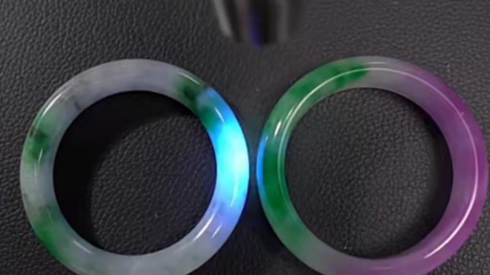 翡翠|染色注胶的假翡翠在紫光灯下是什么样子？教你3招分辨翡翠真假