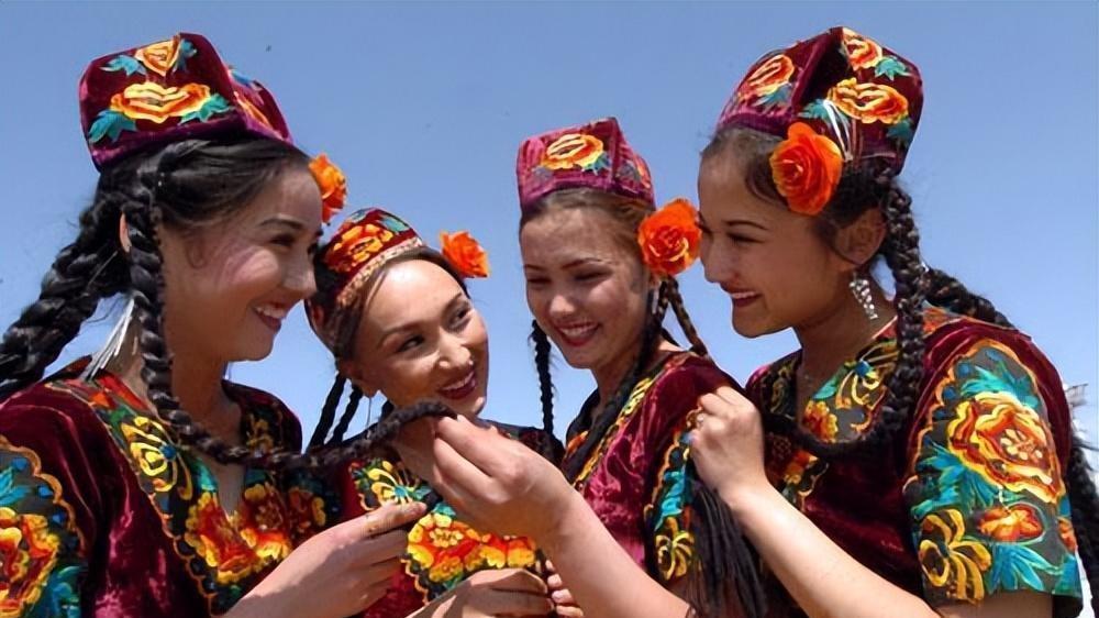 新疆维吾尔自治区|新疆神奇街道，家家户户都有彩色的门，原始风貌引众人纷纷打卡！