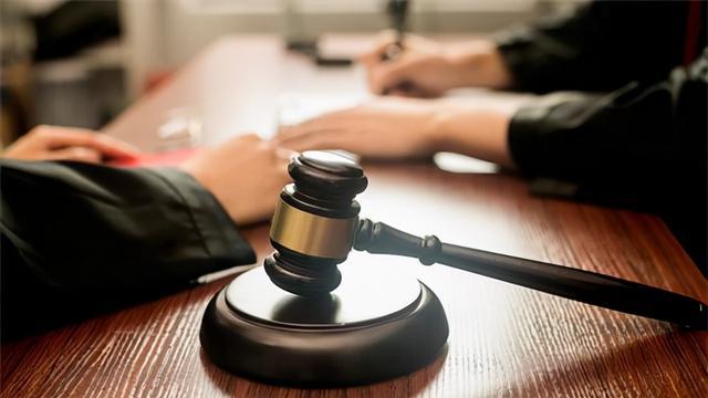 男子合租房偷窥女邻居沐浴坠亡，家属索赔89万，法院判决赢得赞许