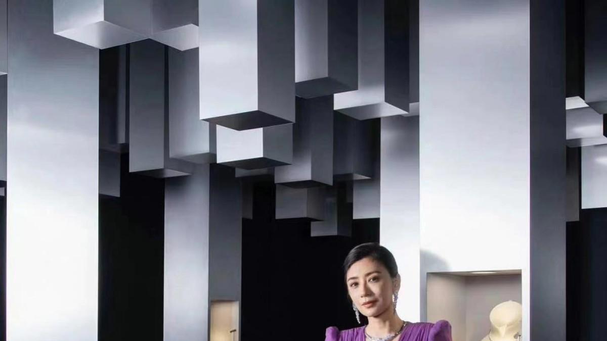 贾静雯|贾静雯身材保持得真好，一身紫色纱裙好优雅，穿出一米七的既视感