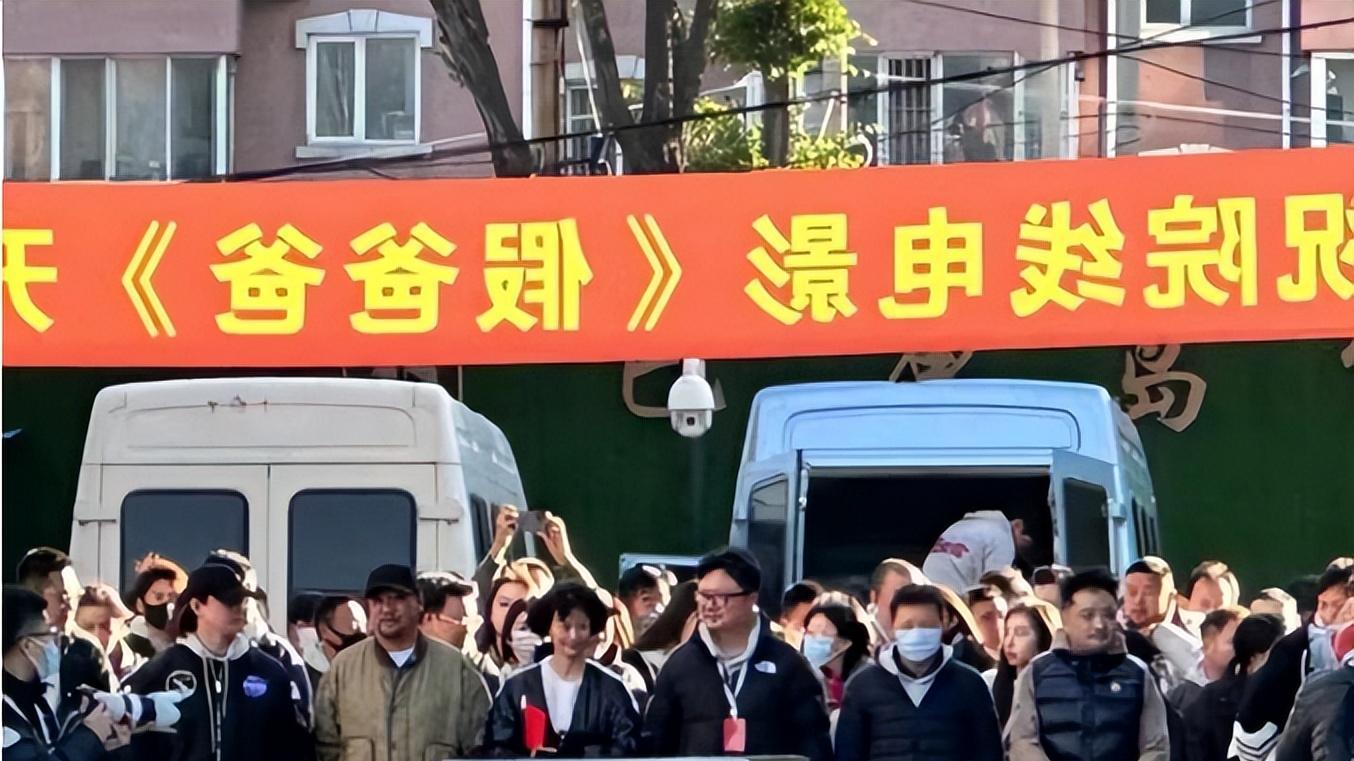 徐峥|徐峥剧组人工造雪惹众怒，餐饮店损失严重已报警，剧组紧急回应