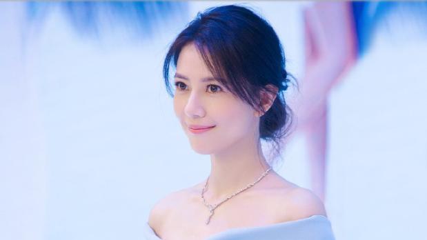 高圆圆|“八字胡”的连衣裙，让高圆圆变身冰雪公主，网友：真高贵！