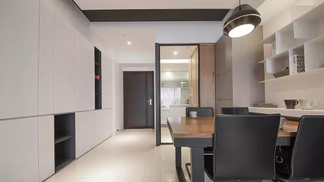 126平美式+轻奢装修三居室，玄关柜子墙体现出超强收纳力