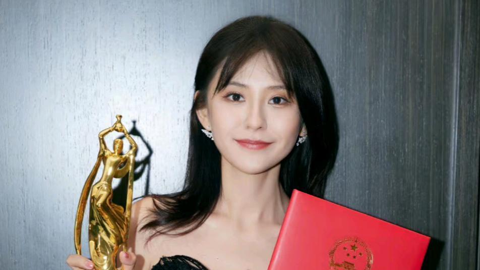 热依扎|热依扎获奖后晒照发文谦虚，孙俪送祝福：八方追梦人