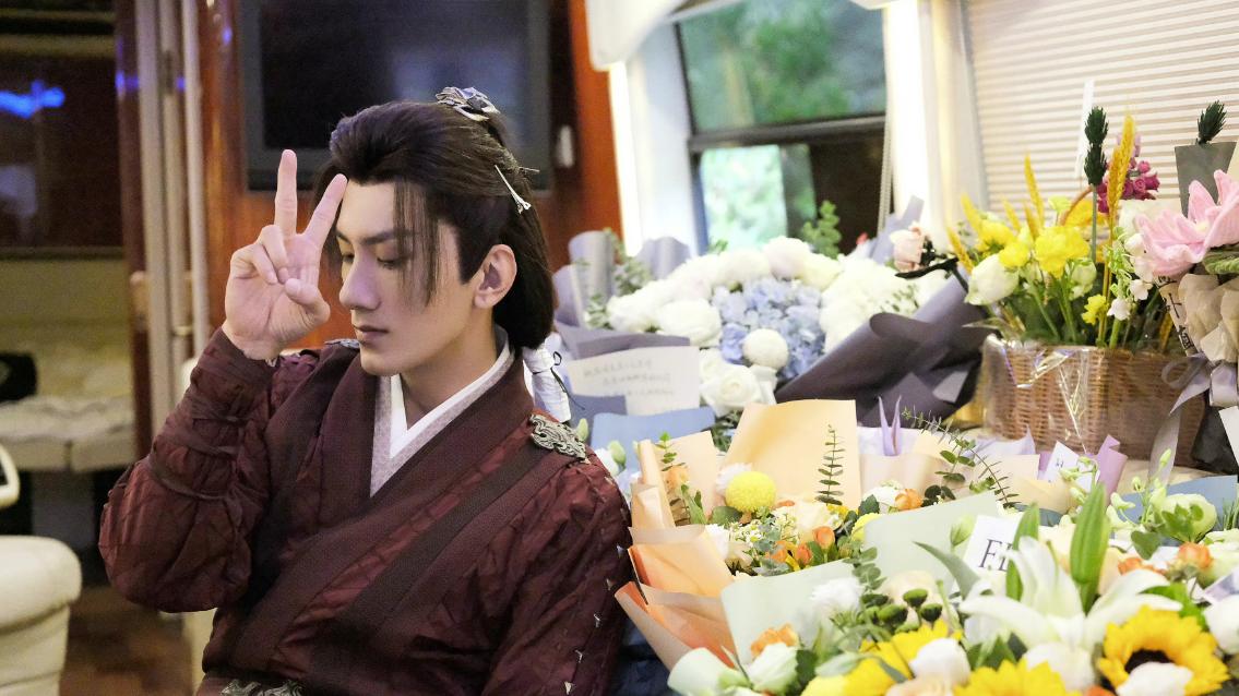 成毅|《莲花楼》肖顺尧杀青照曝光！成毅红衣很养眼，陈都灵古装好绝！