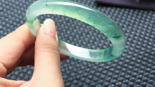 翡翠|翡翠镯子的价格不好估算，受到很多因素的影响，一定要仔细观察