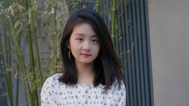 黄忆慈|16岁黄多多冲上热搜，蓝色挂脖吊带略显成熟，网友：学学王诗龄